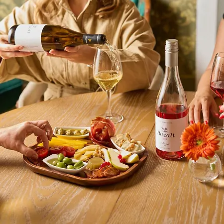 Monoslow - Wine, Dine & Rest Bed & Breakfast Monoszlo