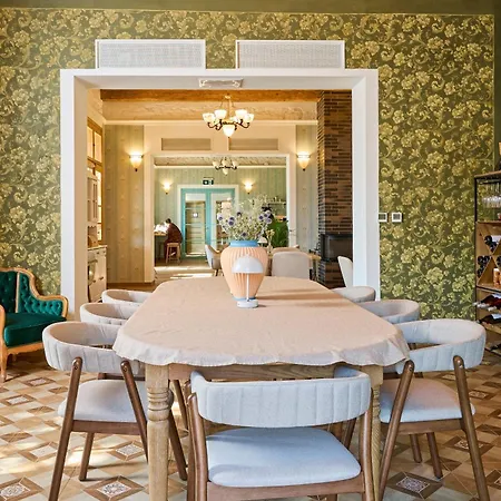 לינה וארוחת בוקר Monoslow - Wine, Dine & Rest