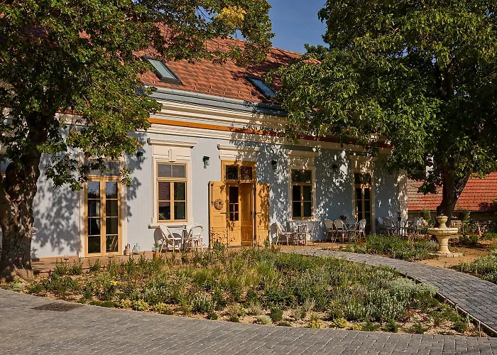 Monoslow - Wine, Dine & Rest Monoszlo