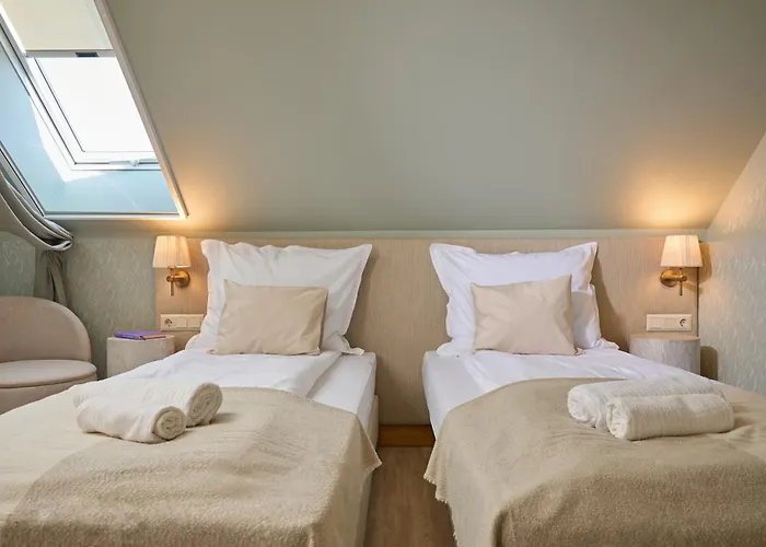 Monoslow - Wine, Dine & Rest